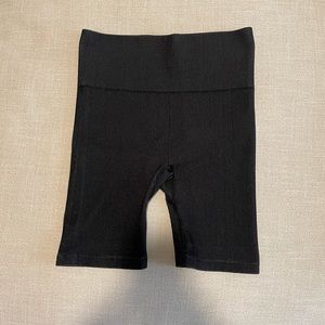 Mono B High Rise Seamless Ribbed Form Fitting Biker Shorts | 0-4 Small | Black